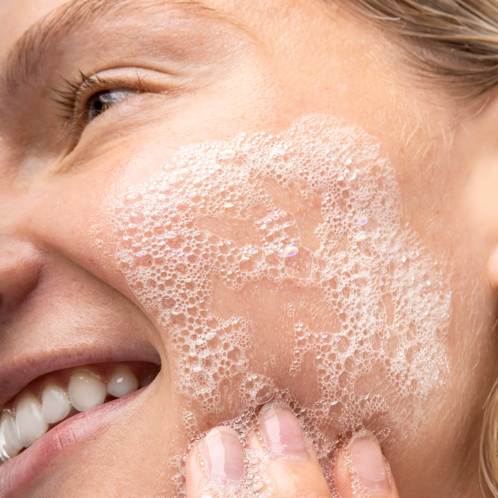 Tea Tree Skin Clearing Facial Wash Mini - Image 4